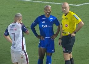 Motivul insolit pentru care arbitrul a întrerupt meciul 4 minute » Publicul a râs și l-a primit cu aplauze!