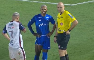 Motivul insolit pentru care arbitrul a întrerupt meciul 4 minute » Publicul a râs și l-a primit cu aplauze!