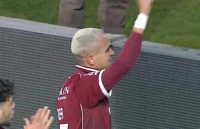 Imagini incredibile după Hermannstadt - Rapid » Cristian Manea, în lacrimi, consolat de coechipieri, a „uitat” rapid și a început să înjure Steaua