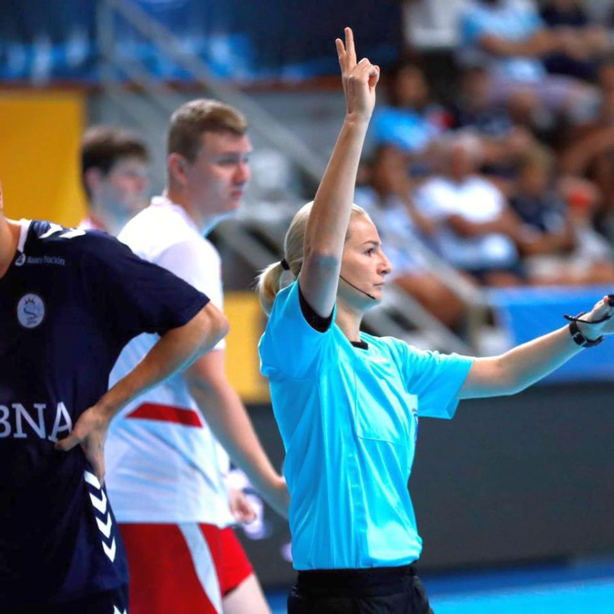 GALERIE FOTO Premieră la Dinamo - Steaua: ele vor conduce derby-ul! » Controversă: una dintre arbitre e angajată MApN