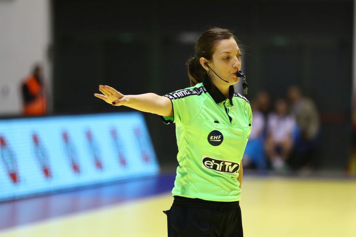 GALERIE FOTO Premieră la Dinamo - Steaua: ele vor conduce derby-ul! » Controversă: una dintre arbitre e angajată MApN