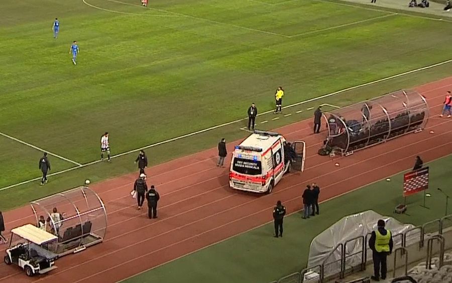 Ambulanța a venit la marginea terenului pentru a-i acorda îngrijiri medicale lui Băican / FOTO: Captură @TV telekom Sport Ambulanța a venit la marginea terenului pentru a-i acorda îngrijiri medicale lui Băican / FOTO: Captură @TV telekom Sport