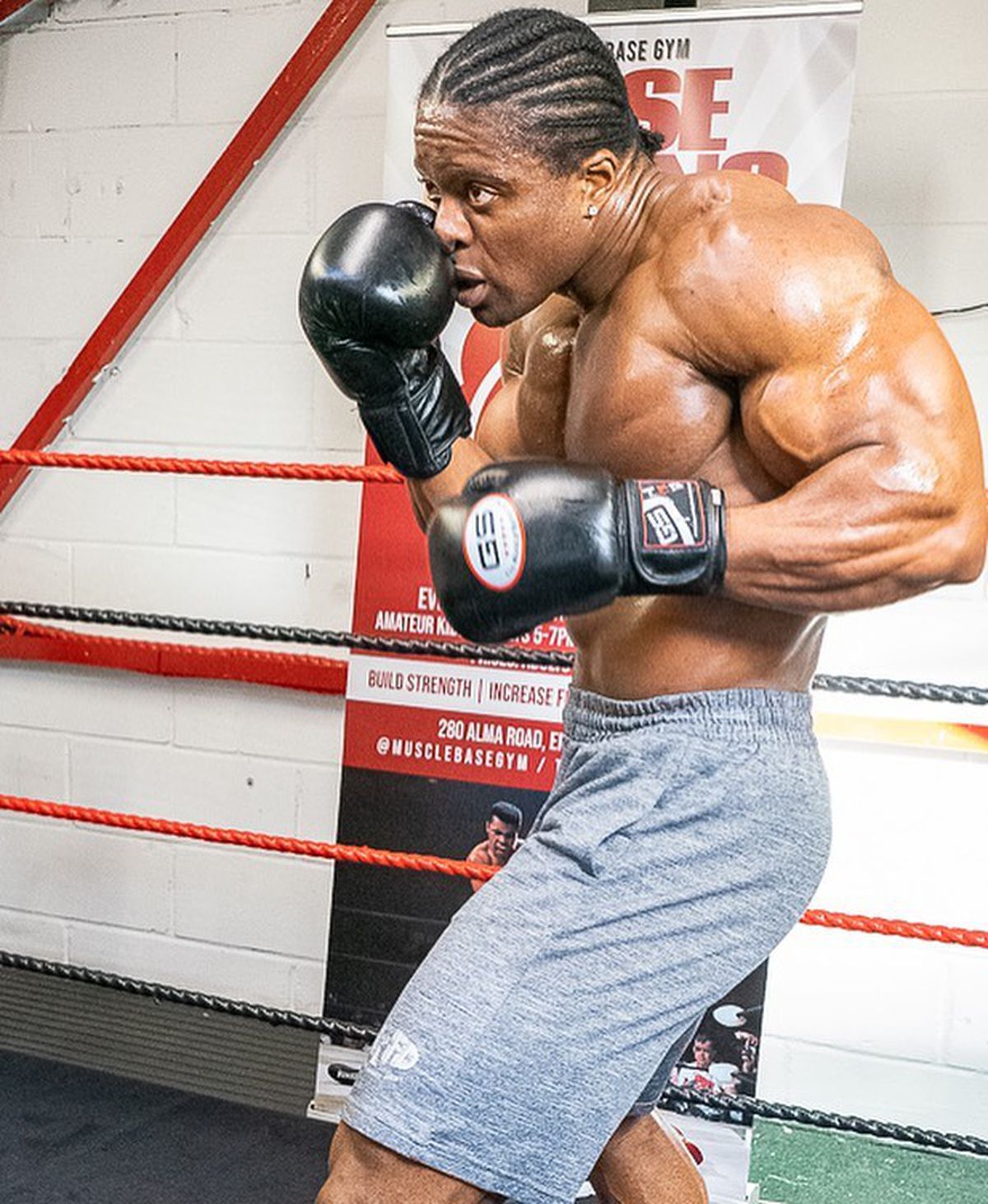 Uriaș londonez, celebru pe rețelele de socializare, de la pictură la box: „Nu-mi pasă de calorii”