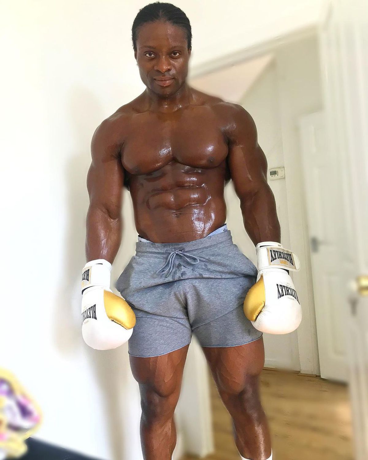 Uriaș londonez, celebru pe rețelele de socializare, de la pictură la box: „Nu-mi pasă de calorii”