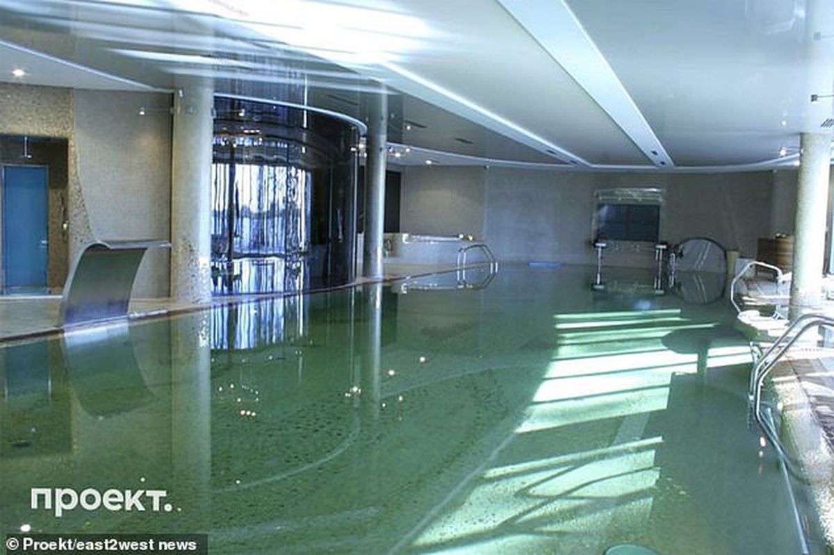 Vladimir Putin i-a cumpărat un penthouse de lux fostei gimnaste cu care se iubește! Imagini incredibile