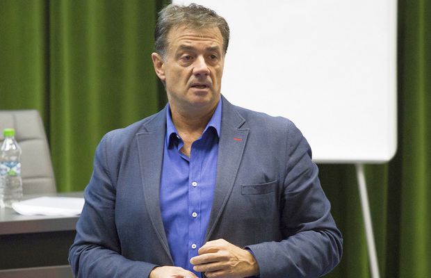 Scos în decor de Vassaras » Prima măsură dură după arbitrajul scandalos de la CFR Cluj - UTA Arad!