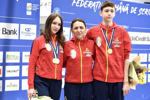 Antrenoarea Irina Covaliu și copiii săi medaliați, Amalia și Vlad. FOTO: Agerpres