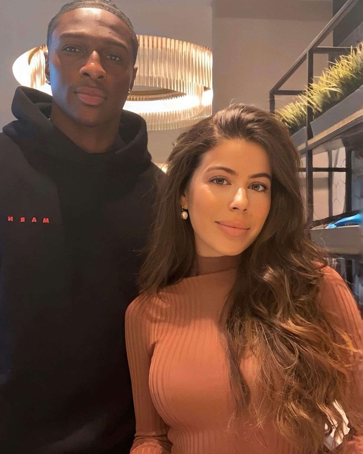 Cea mai sexy profesoară îi învață engleză pe străinii din Premier League » Soțiile și iubitele vor s-o interzică!