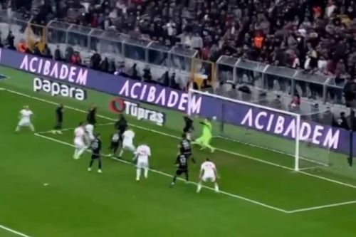 Mijlocașul Al-Mustrati și-a marcat un autogol caraghios în derby-ul Beșiktaș - Galatasaray, scor 0-1, în runda #28 din prima ligă a Turciei.