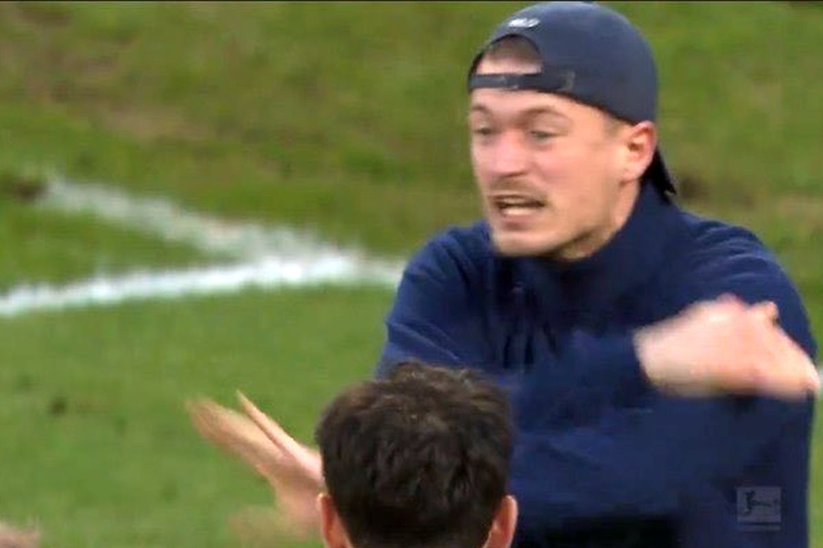 Imaginile weekendului în Europa: liderul ultrașilor i-a aliniat pe antrenor și jucători pe gazon, după umilitorul 0-6!