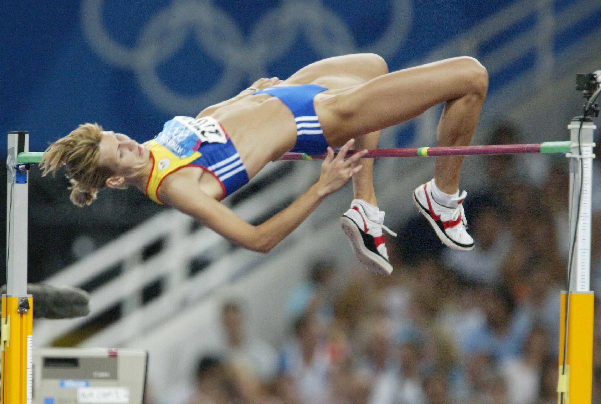 Fosta campioană europeană a României, pe lista AUR la europarlamentare » Campanie cu lacrimi lângă tribuna-fantomă de 5 milioane € din București