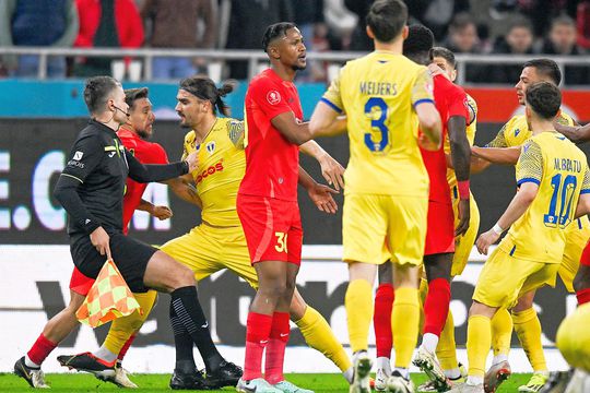 Siyabonga Ngezana a văzut cartonașul galben în prelungirile primei reprize din FCSB - Petrolul