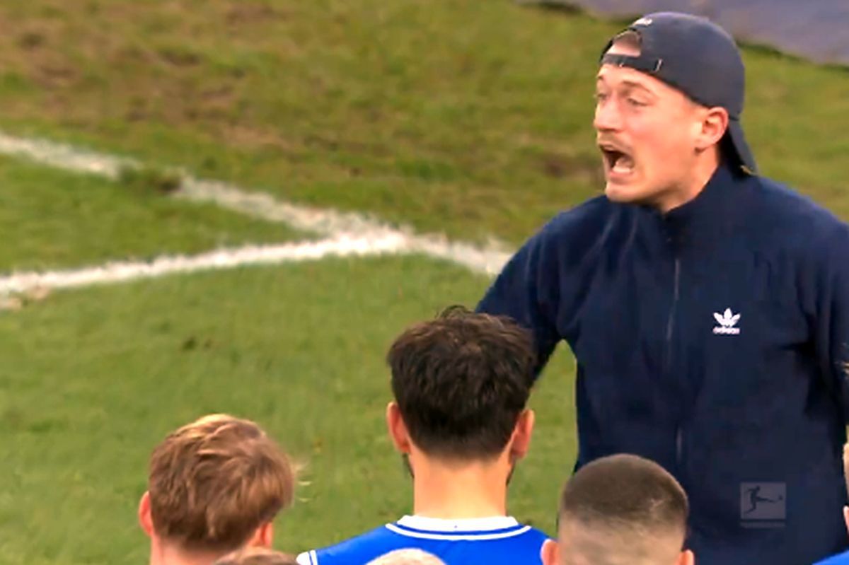 Imaginile weekendului în Europa: liderul ultrașilor i-a aliniat pe antrenor și jucători pe gazon, după umilitorul 0-6!