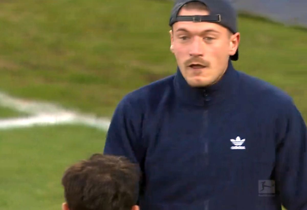 Imaginile weekendului în Europa: liderul ultrașilor i-a aliniat pe antrenor și jucători pe gazon, după umilitorul 0-6!