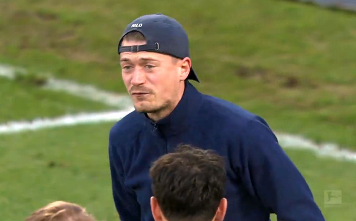 Imaginile weekendului în Europa: liderul ultrașilor i-a aliniat pe antrenor și jucători pe gazon, după umilitorul 0-6!