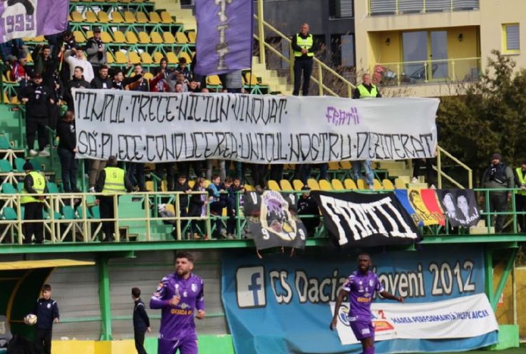 Fanii lui FC Argeș s-au săturat și au protestat la ultimul meci  / Sursă foto: Facebook@ Peluza Nord Pitești