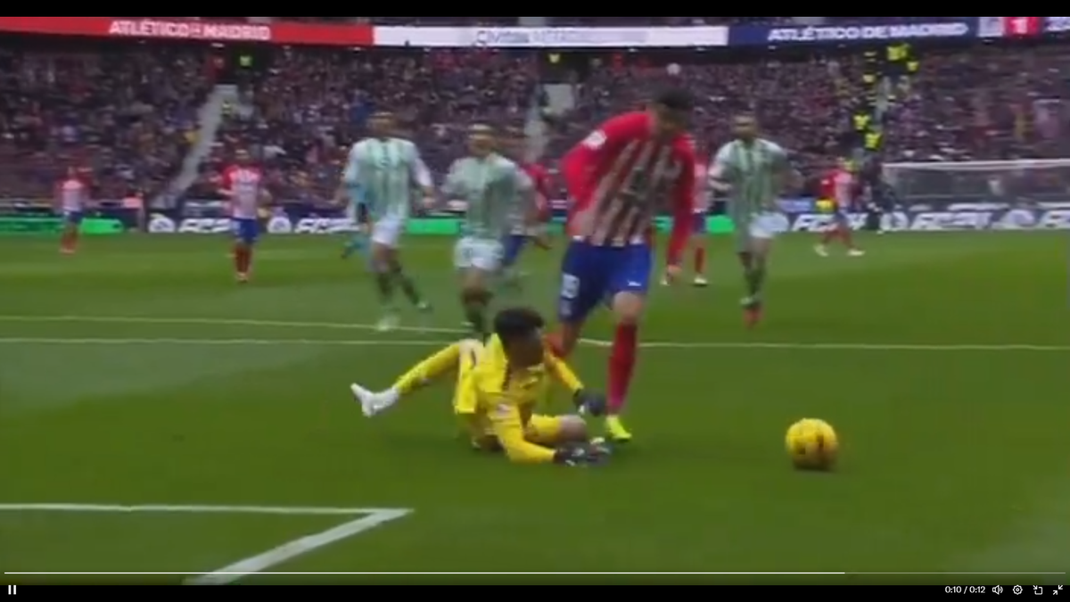 Nebunie la Atletico Madrid - Betis: portarul a intrat în istorie în nici 20 de minute! » Autogolul a fost doar începutul