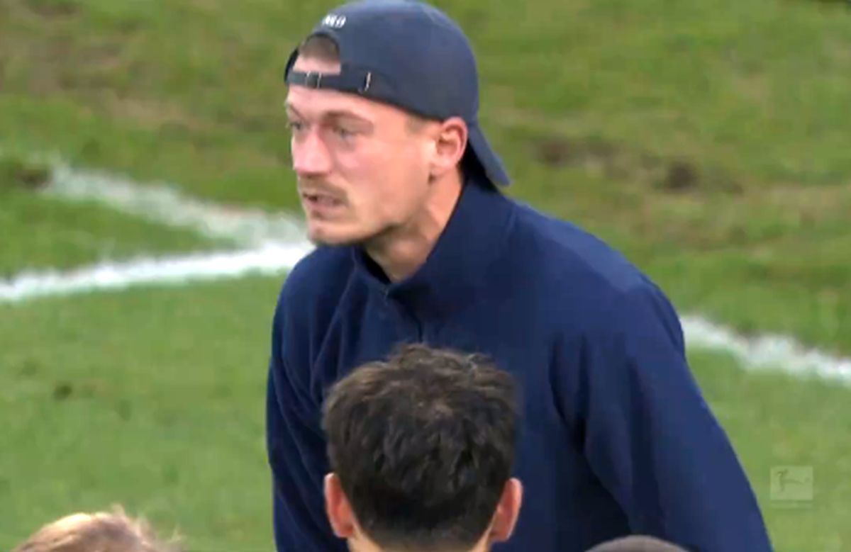 Imaginile weekendului în Europa: liderul ultrașilor i-a aliniat pe antrenor și jucători pe gazon, după umilitorul 0-6!