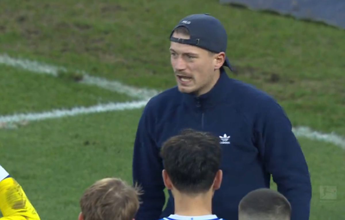 Imaginile weekendului în Europa: liderul ultrașilor i-a aliniat pe antrenor și jucători pe gazon, după umilitorul 0-6!