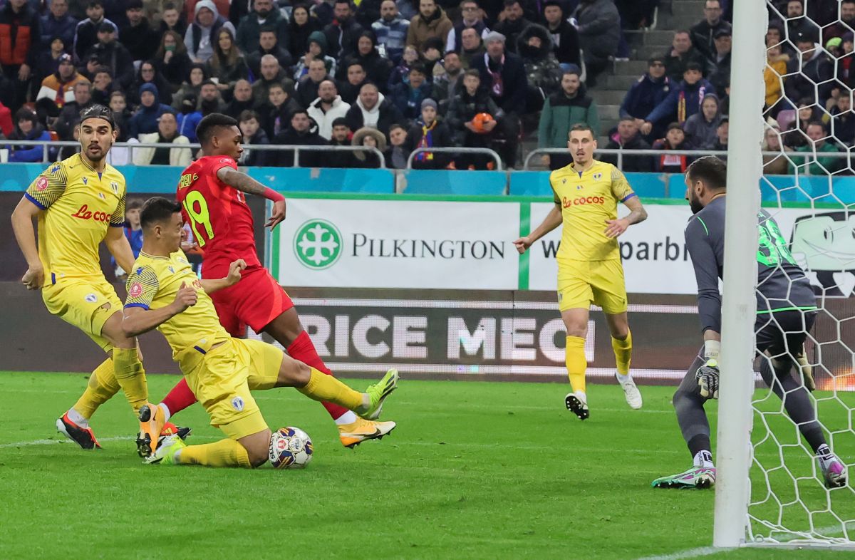 S-a „rupt” la nici 5 minute după ce a intrat la FCSB!
