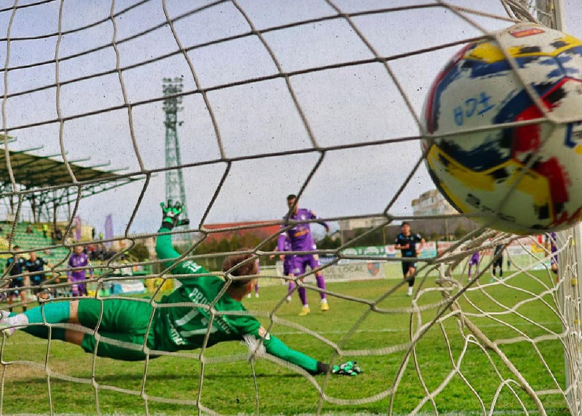 Risc de „implozie” la un club de tradiție! Conferință „nucleară” a antrenorului: „Te antrenezi pe un islaz și vrei să joci ca Barcelona? Suntem o echipă părăsită, nu avem pe nimeni!”