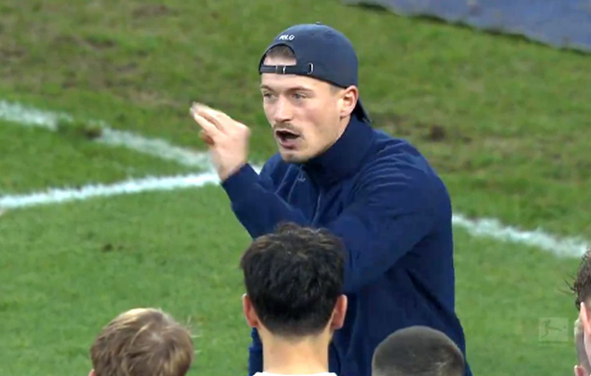 Imaginile weekendului în Europa: liderul ultrașilor i-a aliniat pe antrenor și jucători pe gazon, după umilitorul 0-6!