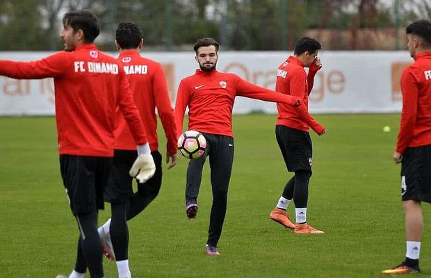 Incredibil: cu cine a semnat fotbalistul care era să provoace falimentul lui Dinamo! Fostul căpitan al naționalei de juniori este coleg la județ cu un brazilian care a impresionat în Superligă