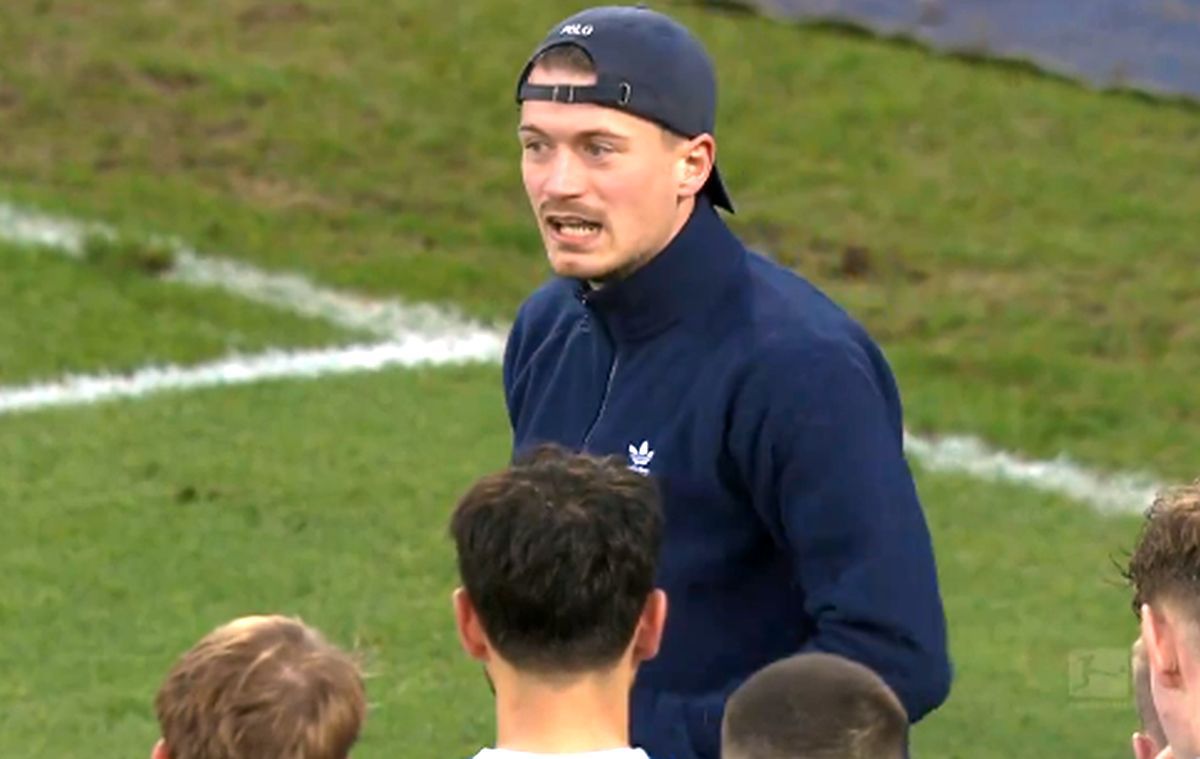 Imaginile weekendului în Europa: liderul ultrașilor i-a aliniat pe antrenor și jucători pe gazon, după umilitorul 0-6!