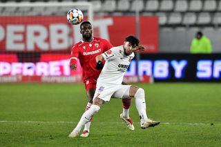 „Vrei să joci la Dinamo?” » Aplaudat de fani, Ianis Stoica a dat răspunsul la finalul partidei