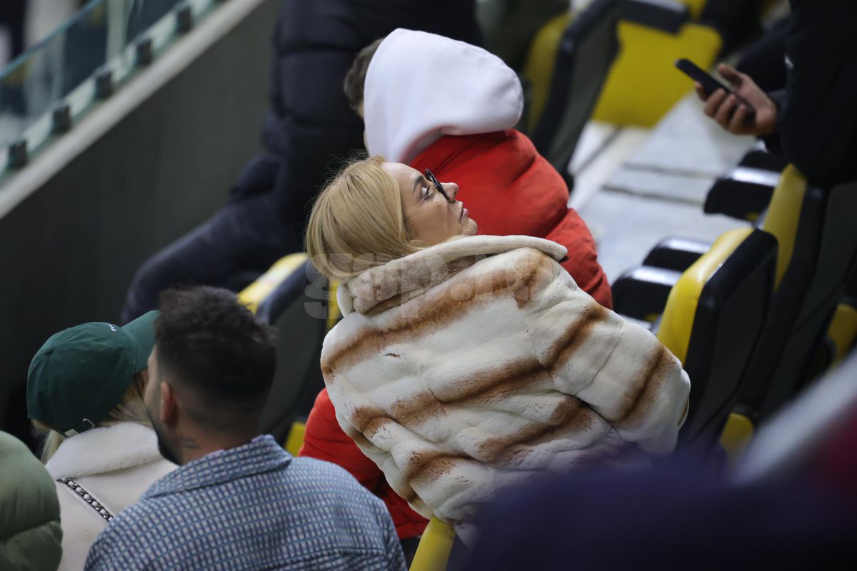 Soția și fiica lui Marius Șumudică, surprinse încălcând regulamentul pe Arena Națională la Rapid - FCSB