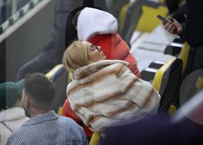 Soția și fiica lui Marius Șumudică, surprinse încălcând regulamentul pe Arena Națională la Rapid - FCSB