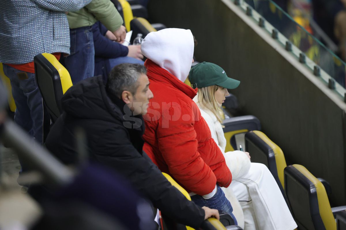Soția și fiica lui Marius Șumudică, surprinse încălcând regulamentul pe Arena Națională la Rapid - FCSB