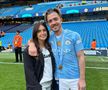 Jack Grealish și partenera sa pe Etihad Stadium, după ultimul titlu cucerit la Manchester Cuty