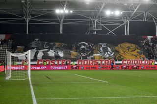 Spectacol în Dinamo - Hermannstadt! » Trei scenografii BLITZ afișate de ultrași în 5 minute: „În cinstea noastră, câinilor”