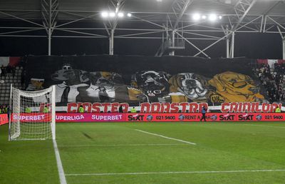 Spectacol în Dinamo - Hermannstadt! » Trei scenografii BLITZ afișate de ultrași în 5 minute: „În cinstea noastră, câinilor”