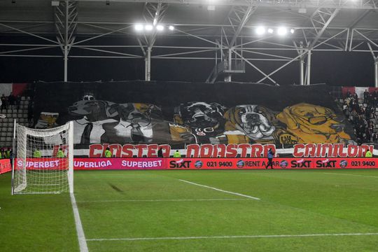 Ultrașii celor de la Dinamo au afișat nu mai puțin de 3 scenografii în primele minute ale meciului cu Hermannstadt, din runda cu numărul #29 din Superliga.