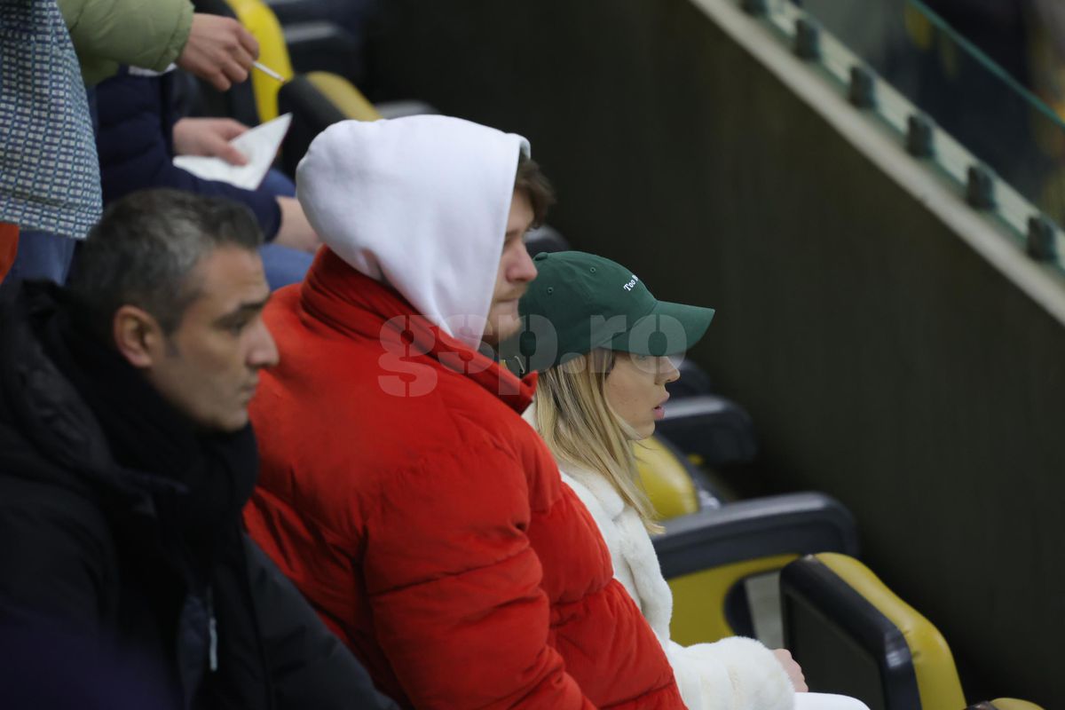 Soția și fiica lui Marius Șumudică, surprinse încălcând regulamentul pe Arena Națională la Rapid - FCSB