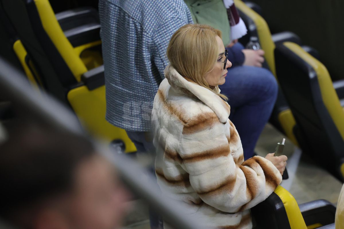 Soția și fiica lui Marius Șumudică, surprinse încălcând regulamentul pe Arena Națională la Rapid - FCSB