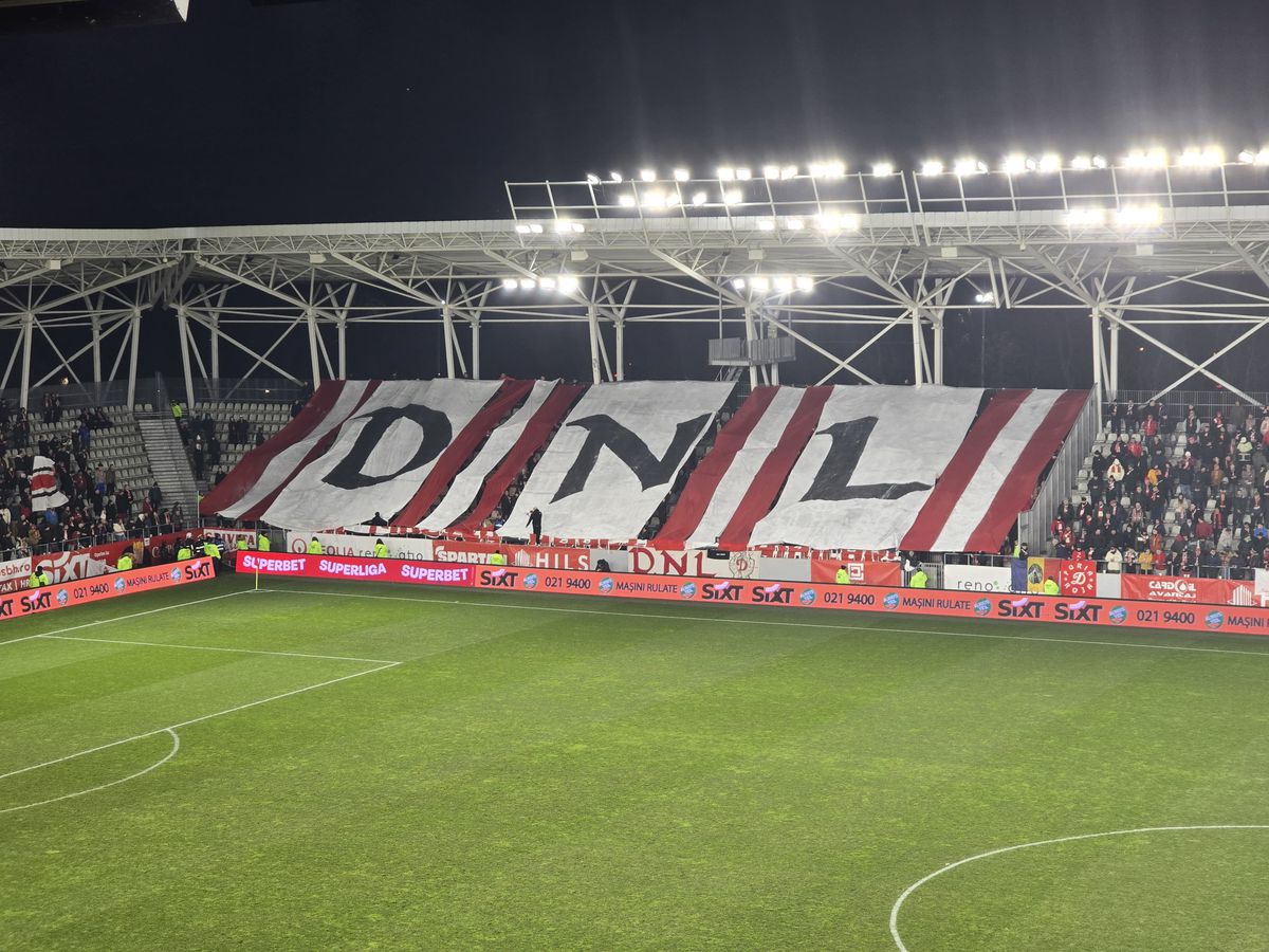 Spectacol în Dinamo - Hermannstadt! » Trei scenografii BLITZ afișate de ultrași în 5 minute: „În cinstea noastră, câinilor”