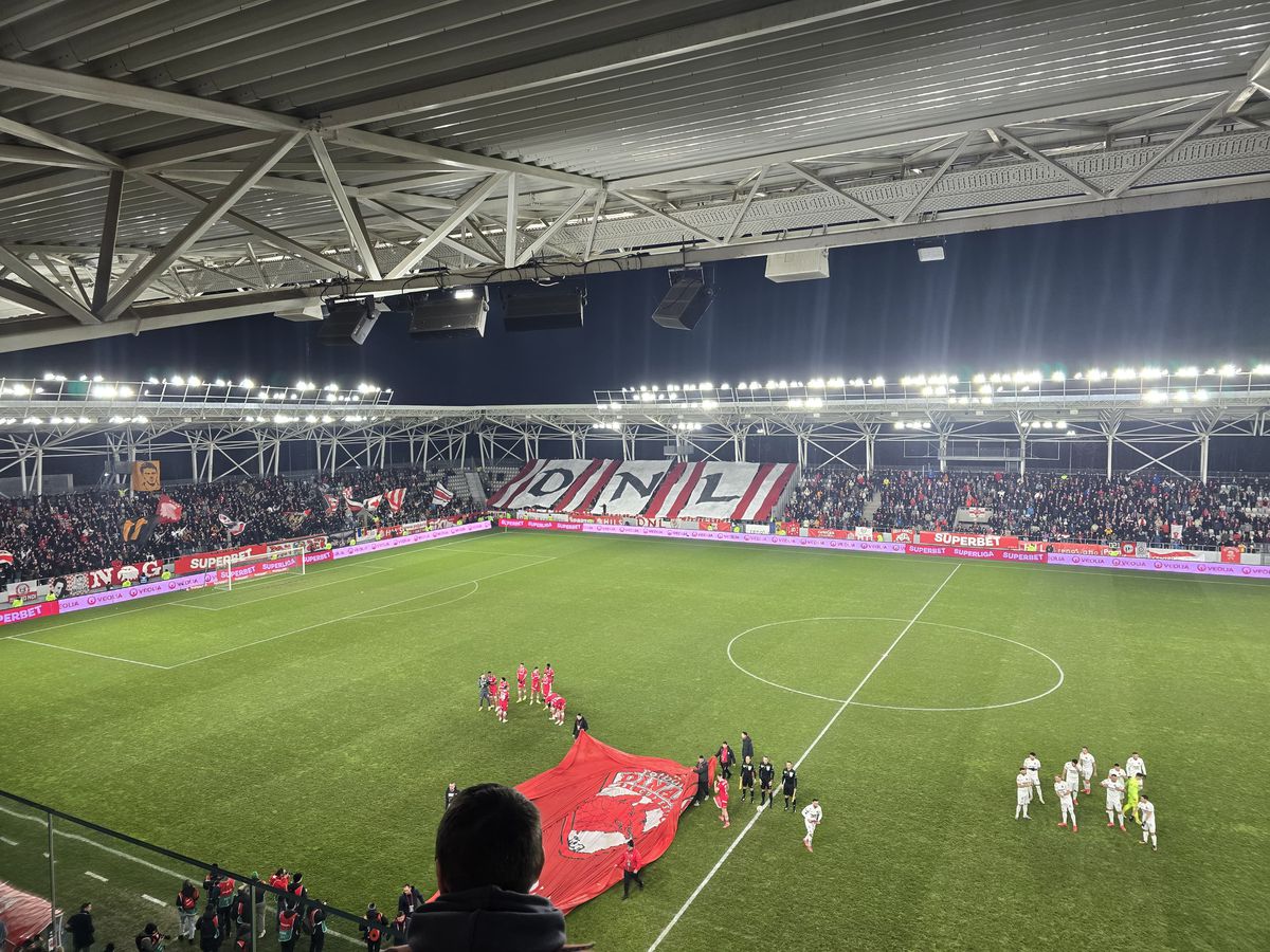 Spectacol în Dinamo - Hermannstadt! » Trei scenografii BLITZ afișate de ultrași în 5 minute: „În cinstea noastră, câinilor”