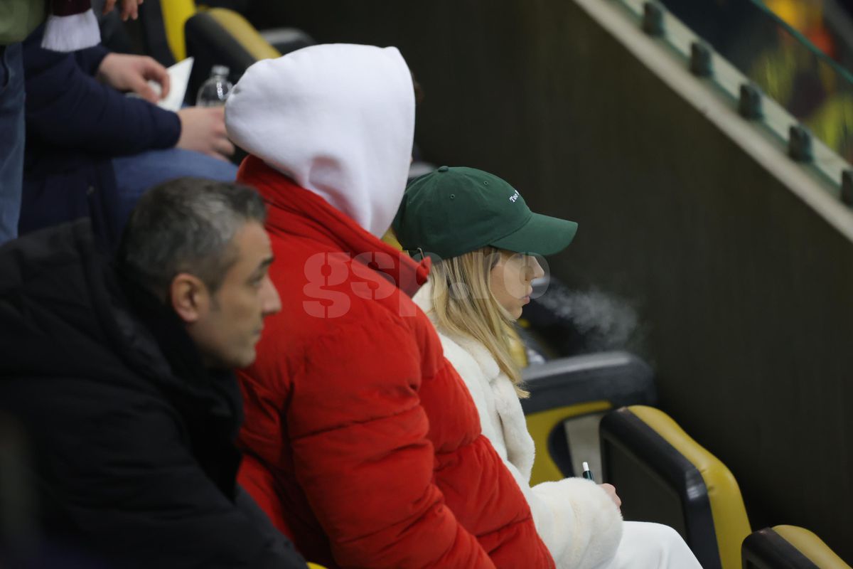 Soția și fiica lui Marius Șumudică, surprinse încălcând regulamentul pe Arena Națională la Rapid - FCSB