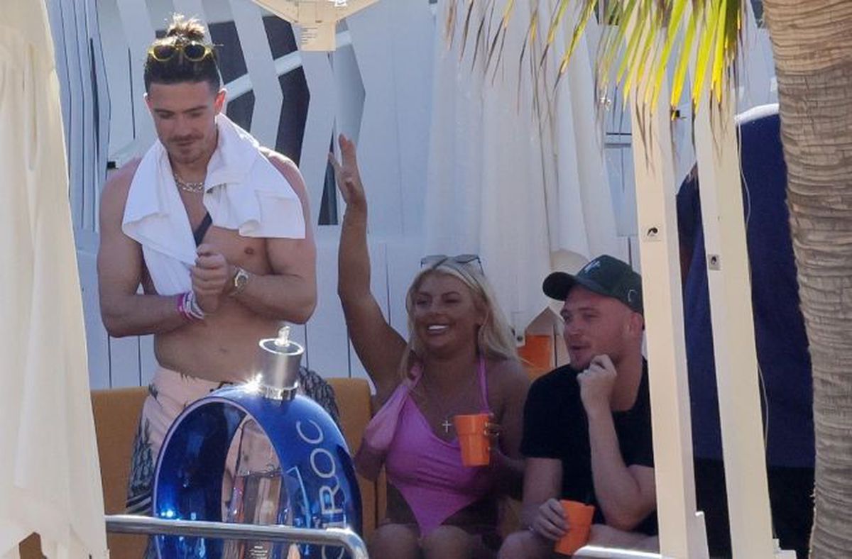 Jack Grealish, surprins de paparazzii într-o cârciumă cu bere ieftină