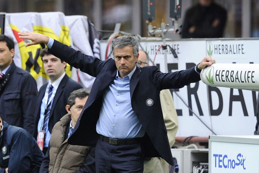 Jose Mourinho, care a făcut și gestul cătușelor pe mâini, pentru a protesta la adresa arbitrilor, s-a războit deseori cu presa italiană / Foto: Imago Exemplul Seriei A pentru Marius Șumudică: ce au pățit doi antrenori celebri care i-au amenințat și intimidat pe ziariști!