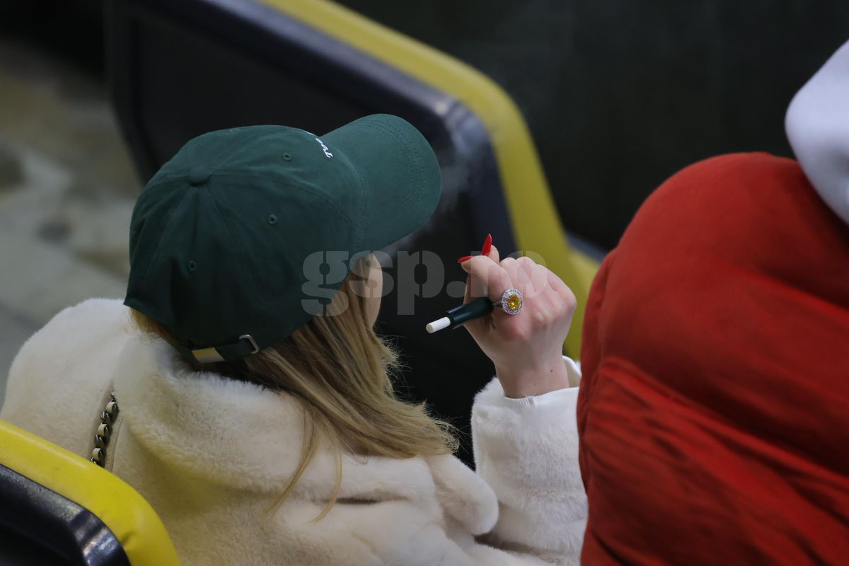 Soția și fiica lui Marius Șumudică, surprinse încălcând regulamentul pe Arena Națională la Rapid - FCSB