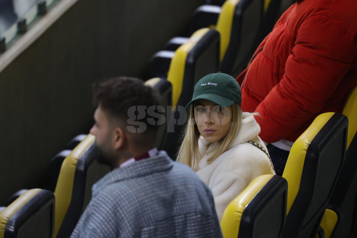 Soția și fiica lui Marius Șumudică, surprinse încălcând regulamentul pe Arena Națională la Rapid - FCSB