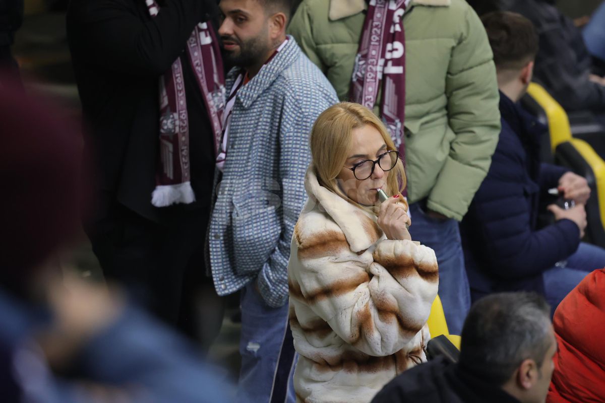 Soția și fiica lui Marius Șumudică, surprinse încălcând regulamentul pe Arena Națională la Rapid - FCSB