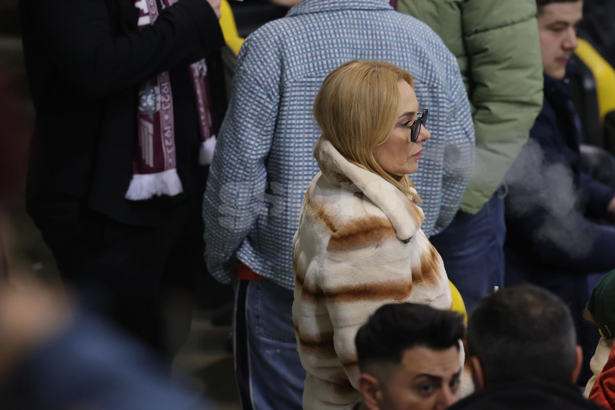 Soția și fiica lui Marius Șumudică, surprinse încălcând regulamentul pe Arena Națională la Rapid - FCSB