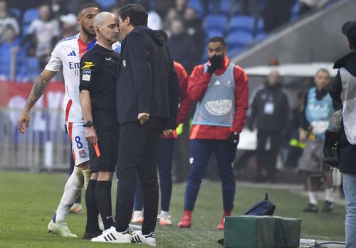 Episodul violent grav petrecut în finalul meciukui Lyon - Brest 2-1 între antrenorul Paulo Fonseca și arbitrul Benoît Millot / Foto: Imago