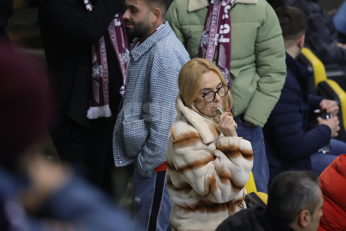 Soția și fiica lui Marius Șumudică, surprinse încălcând regulamentul pe Arena Națională la Rapid - FCSB