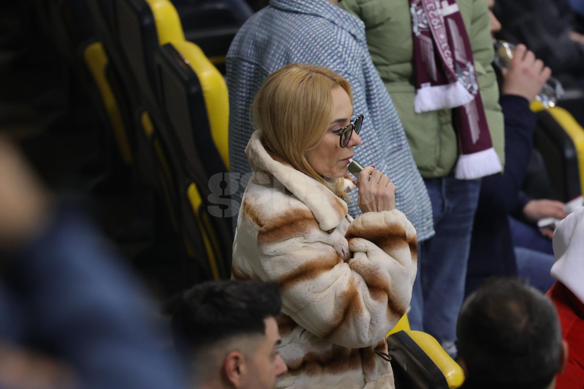 Soția și fiica lui Marius Șumudică, surprinse încălcând regulamentul pe Arena Națională la Rapid - FCSB